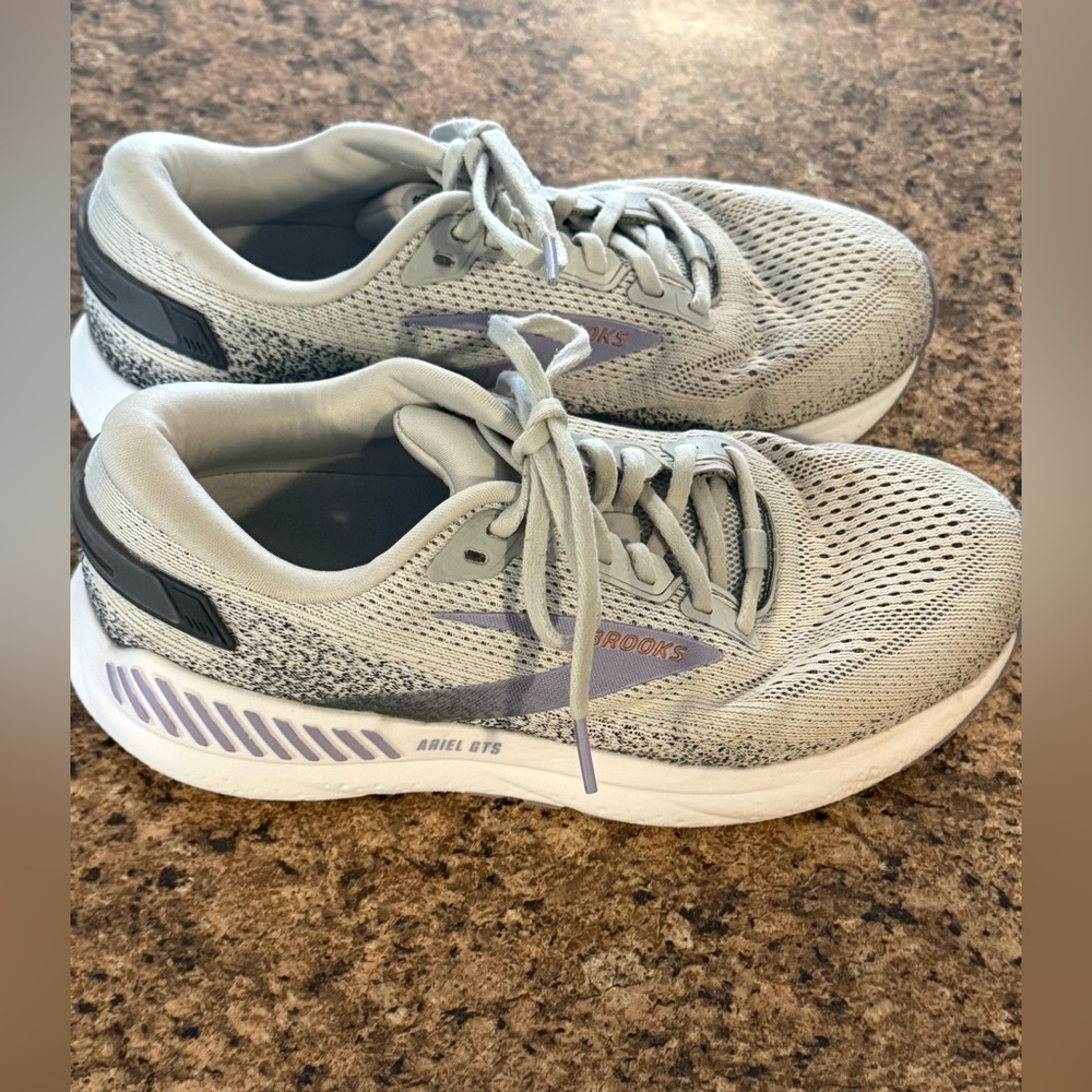 Brooks Ariel GTS 24. Women size 8.